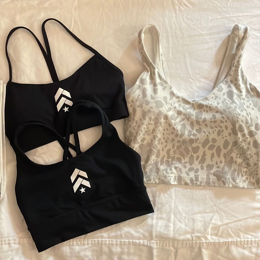 Three Lululemon sports bras and a Lululemon bag Size 4 in great condition.